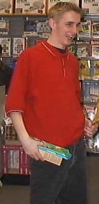 andy sucking alan's chicken.jpg (48219 bytes)